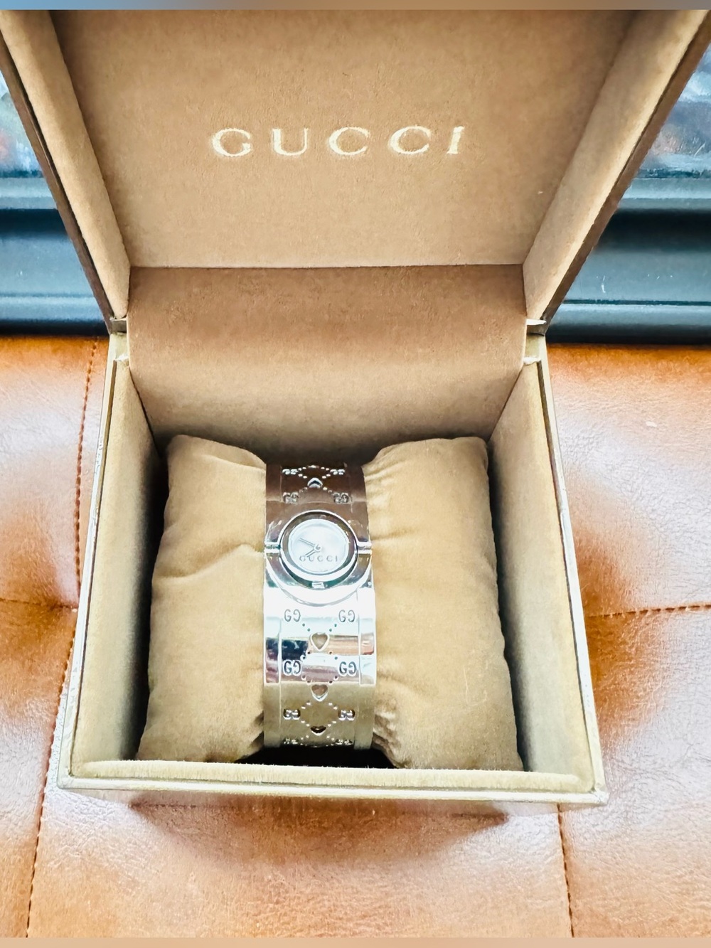 Gucci Twirl Heart Bangle SS Mother of pearl Reversible dial 16mm Watch